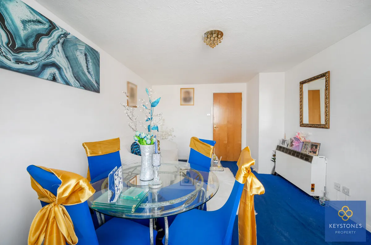 Mimosa Close, Romford, Harold Hill, RM3 8GU, photo 4