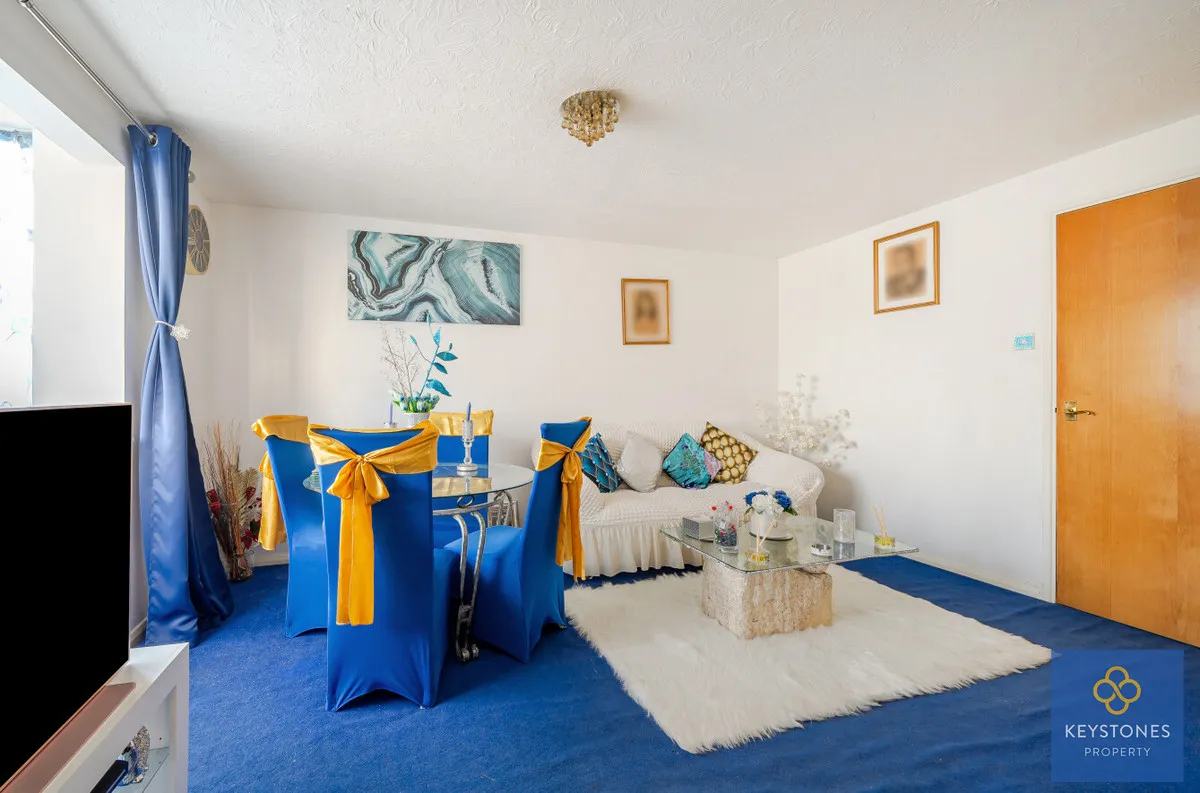 Mimosa Close, Romford, Harold Hill, RM3 8GU, photo 3