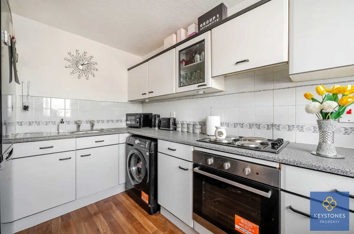 Mimosa Close, Romford, Harold Hill, RM3 8GU, photo 6