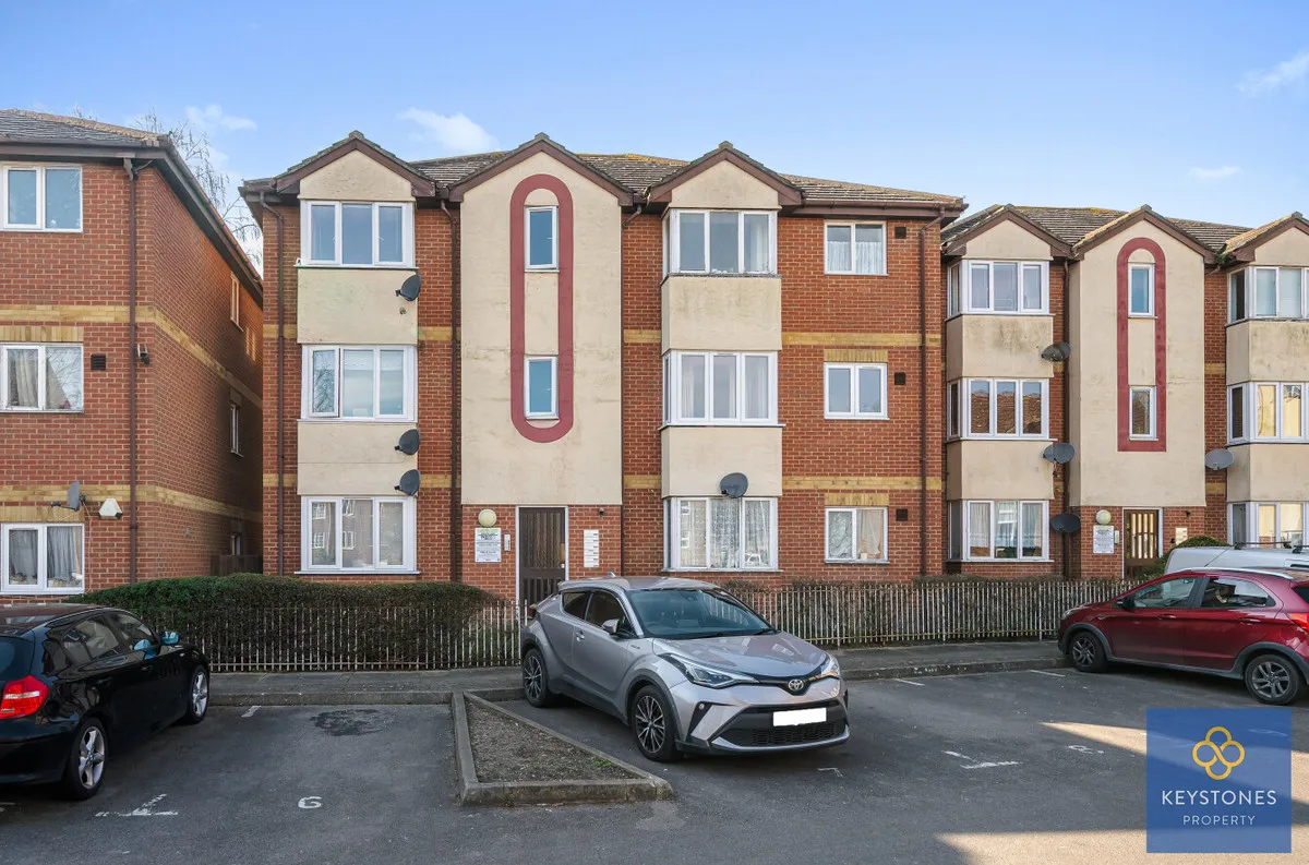 2 bed flat for sale — Mimosa Close, Romford, Harold Hill, RM3 8GU