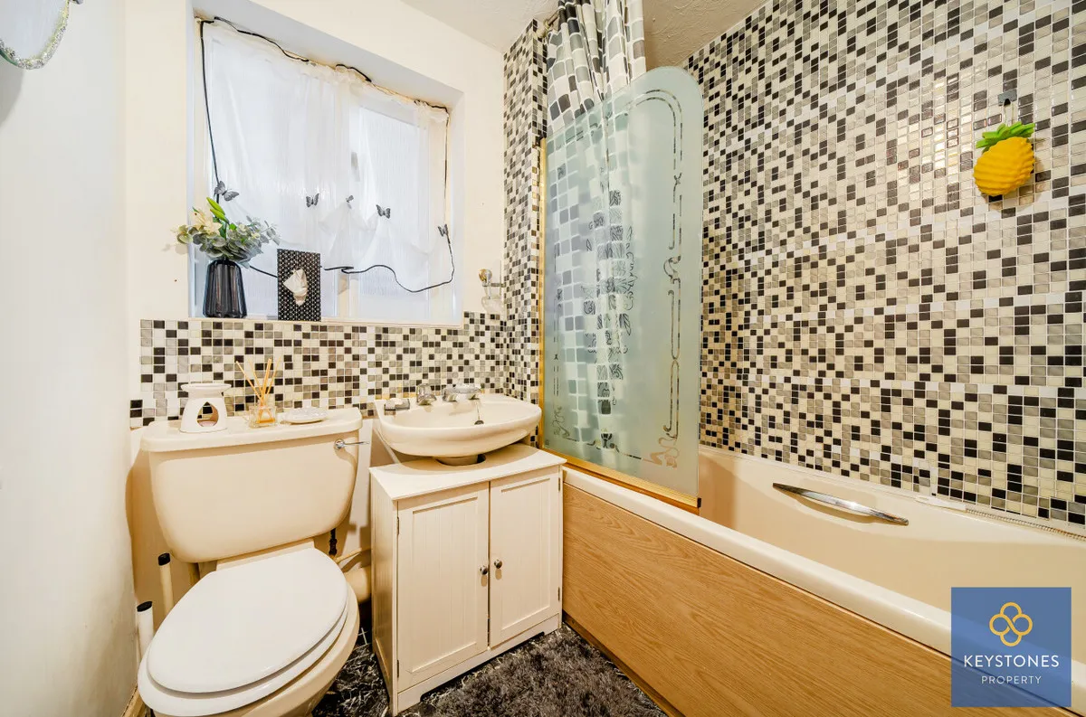 Mimosa Close, Romford, Harold Hill, RM3 8GU, photo 9