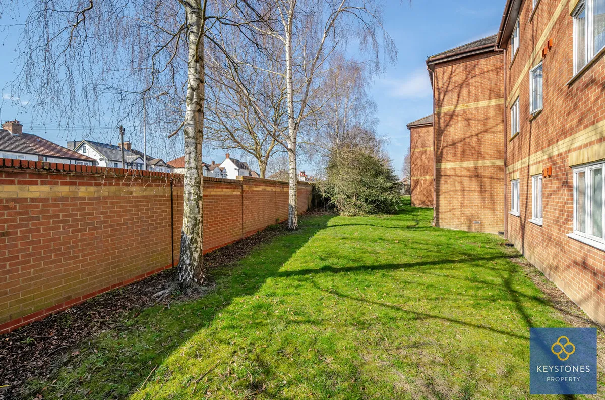 Mimosa Close, Romford, Harold Hill, RM3 8GU, photo 12