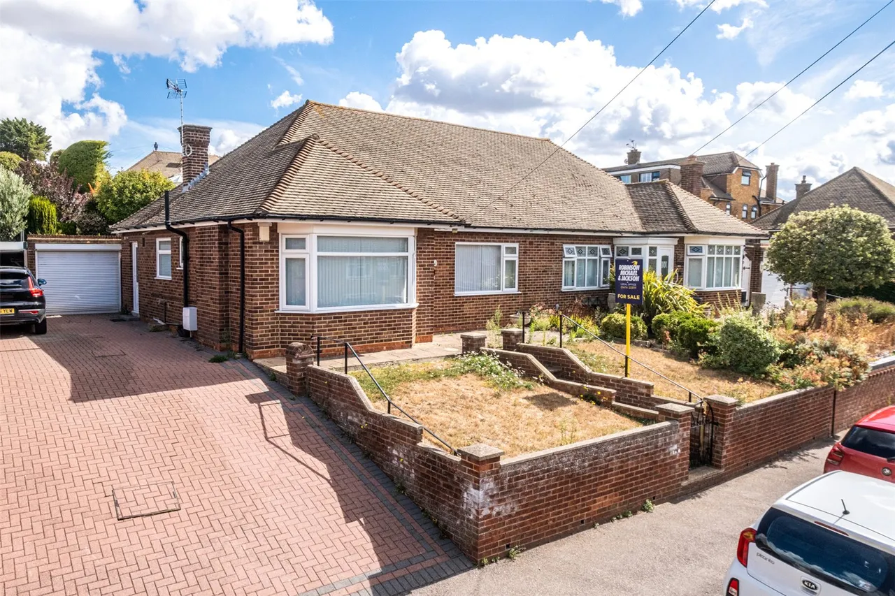 2 bed house for sale, Read Way, Gravesend, DA12