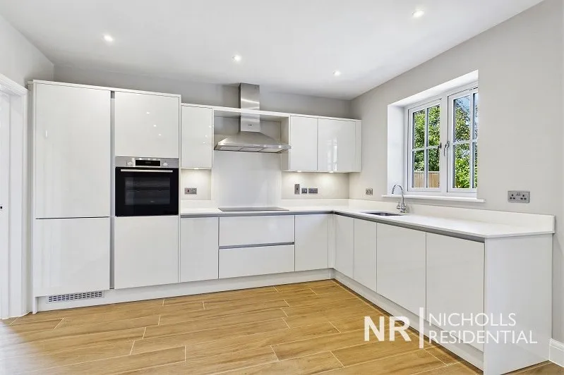 Denys Place, Chessington, KT9, photo 3