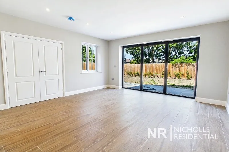 Denys Place, Chessington, KT9, photo 4