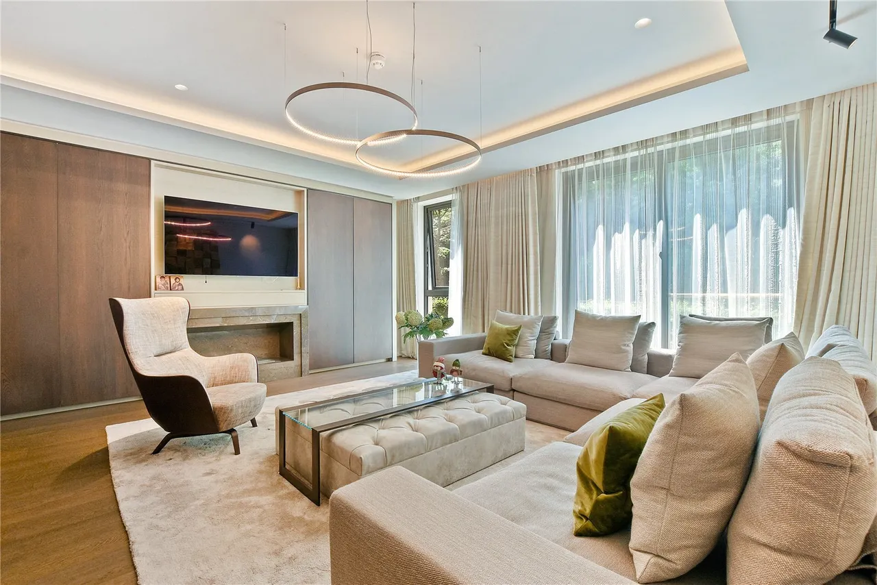 3 bed flat to rent, Campden Hill, London, W8