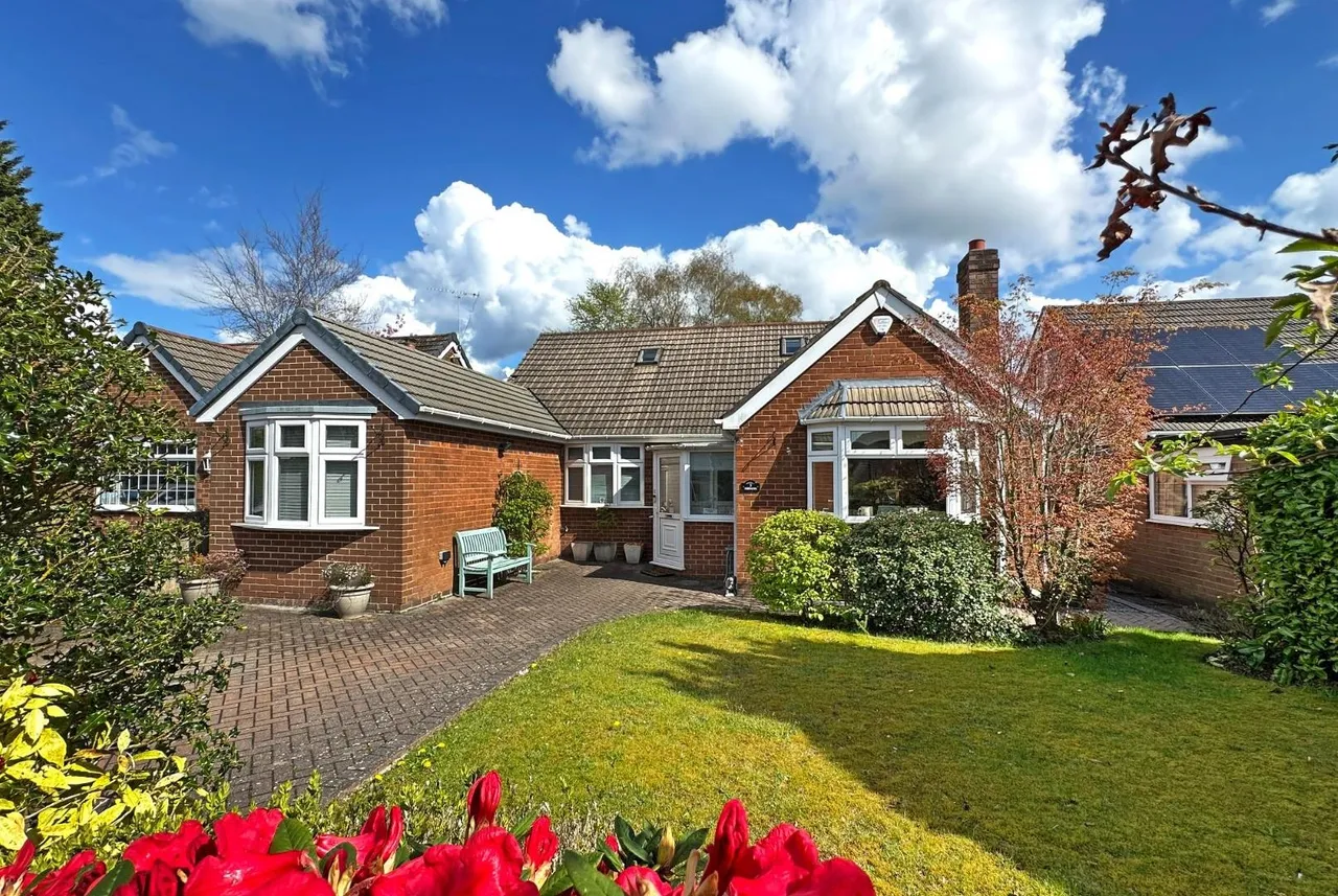 3 bed house for sale — Longsides Road, Hale Barns, Cheshire WA15 0HT