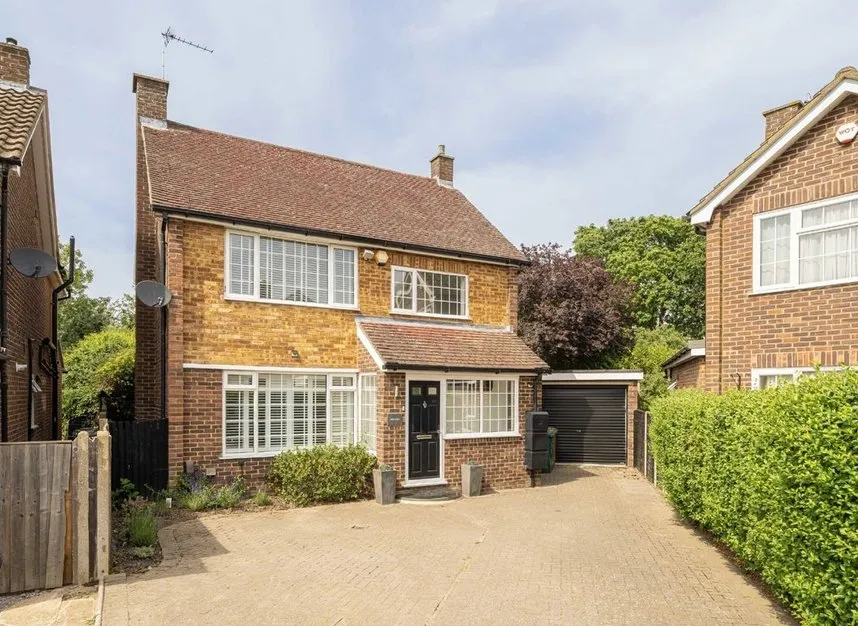 4 bed house for sale — Minsterley Avenue, Shepperton, TW17