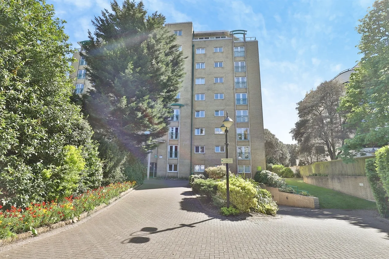 2 bed flat for sale — Manor Road, Bournemouth