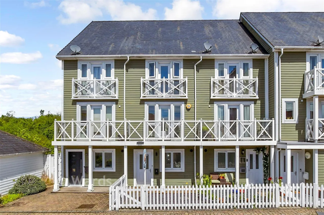 4 bed house for sale, Alisander Close, Holborough Lakes, ME6