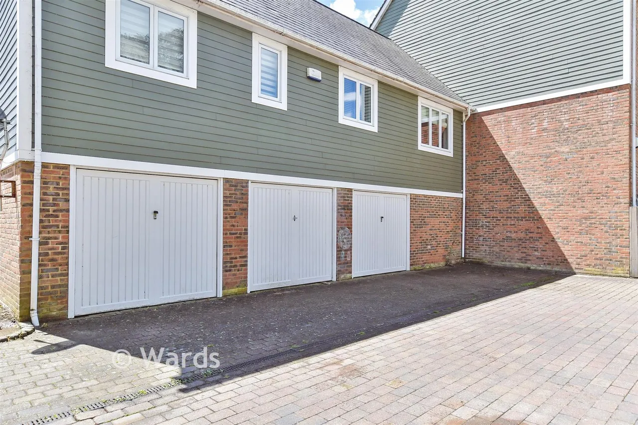 Alisander Close, Holborough Lakes, ME6, photo 17