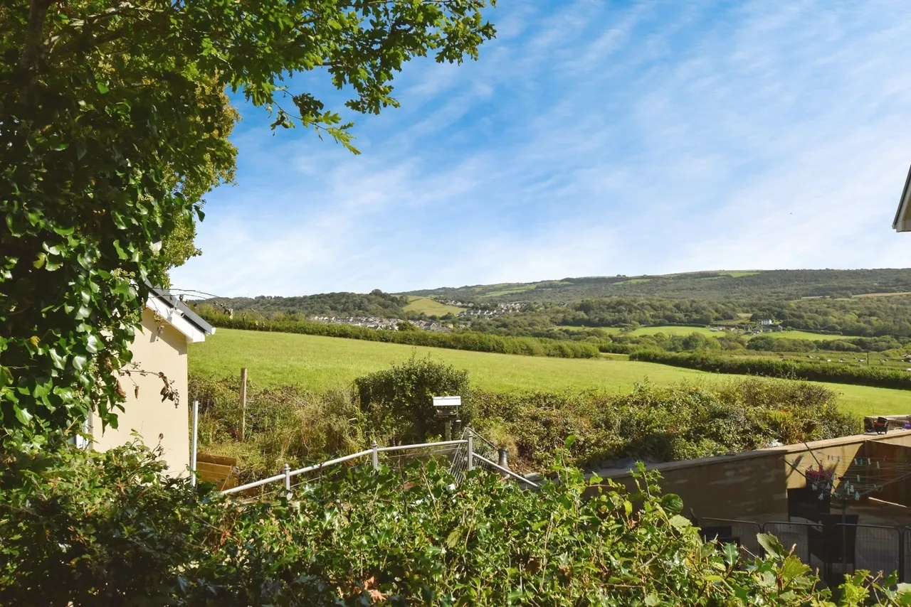Heol Y Meinciau, Pontyates, SA15, photo 4