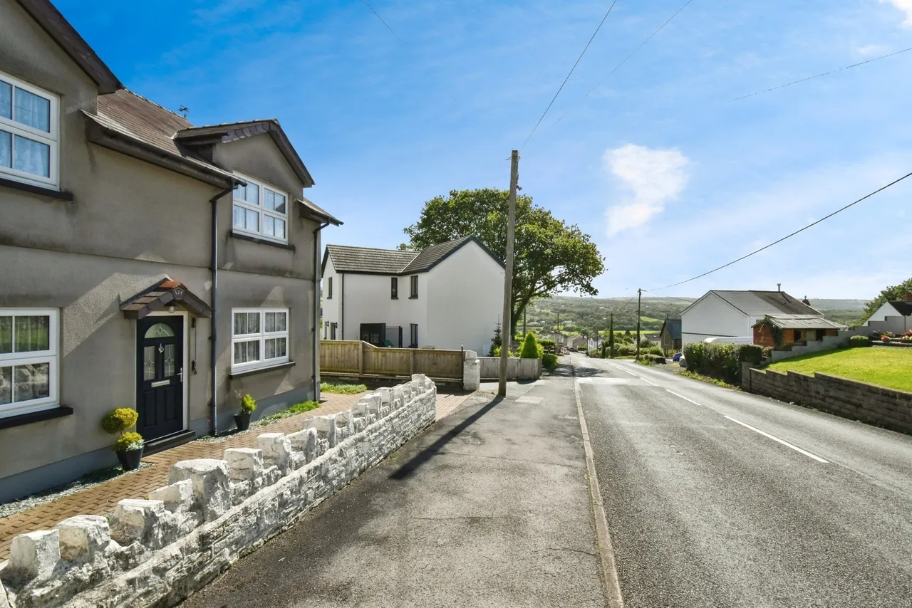 4 bed house for sale, Heol Y Meinciau, Pontyates, SA15