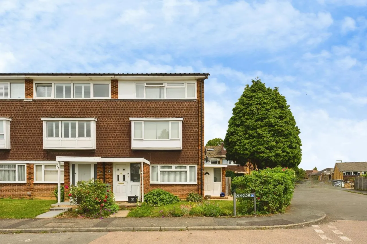 2 bed flat for sale, Ash Close, Merstham, RH1
