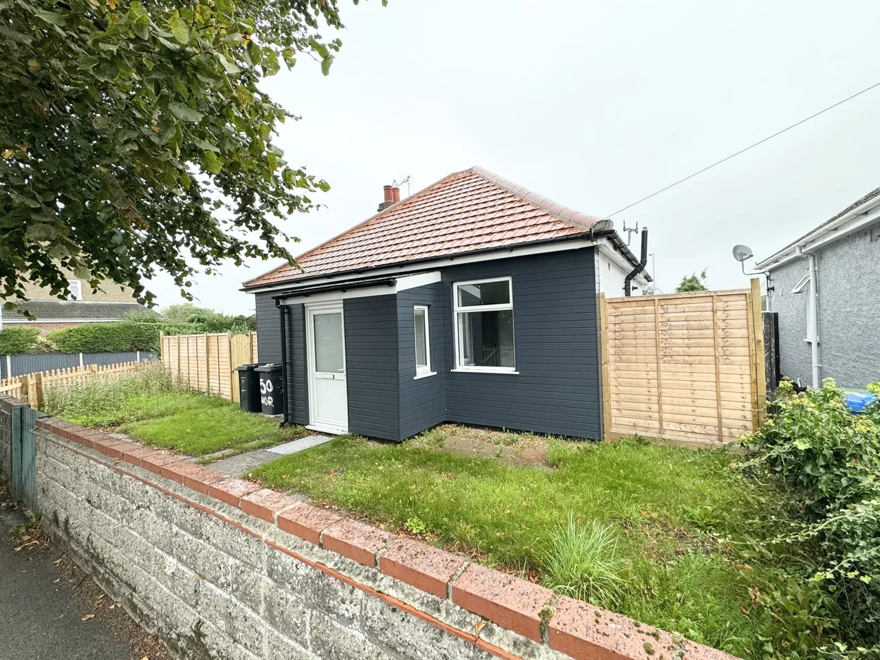 2 bed house to rent — Dell Road East, LOWESTOFT