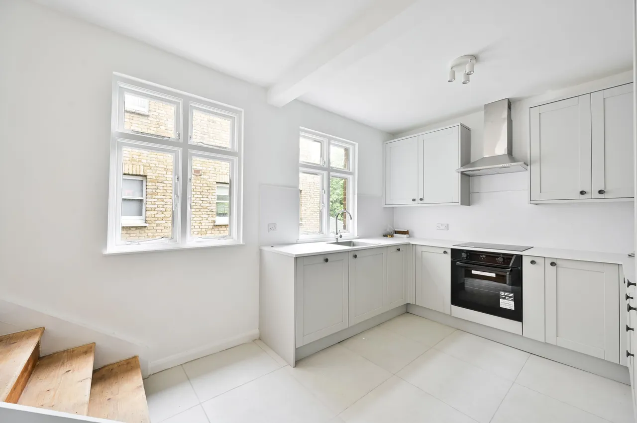 4 bed flat to rent — Flat 1, 62 Pembroke Road, London