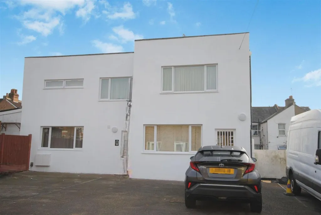 1 bed flat for sale, Holywell Road, Watford Huge Reduction