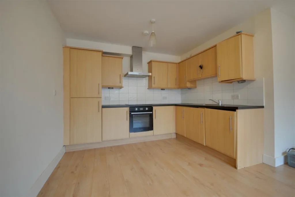 Holywell Road, Watford Huge Reduction, photo 2