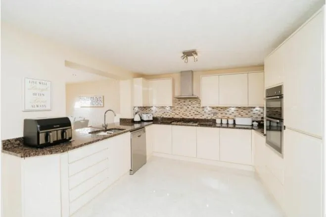 Weald Drive, Little Sutton, CH66, photo 8