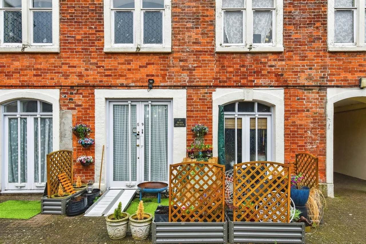 2 bed flat for sale — Edward Street, Westbury