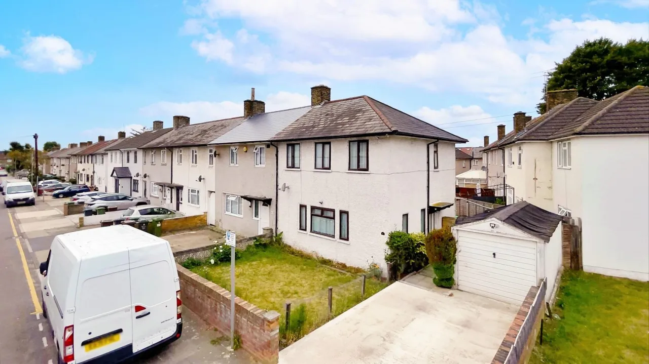3 bed house for sale — Greenway, Dagenham, RM8