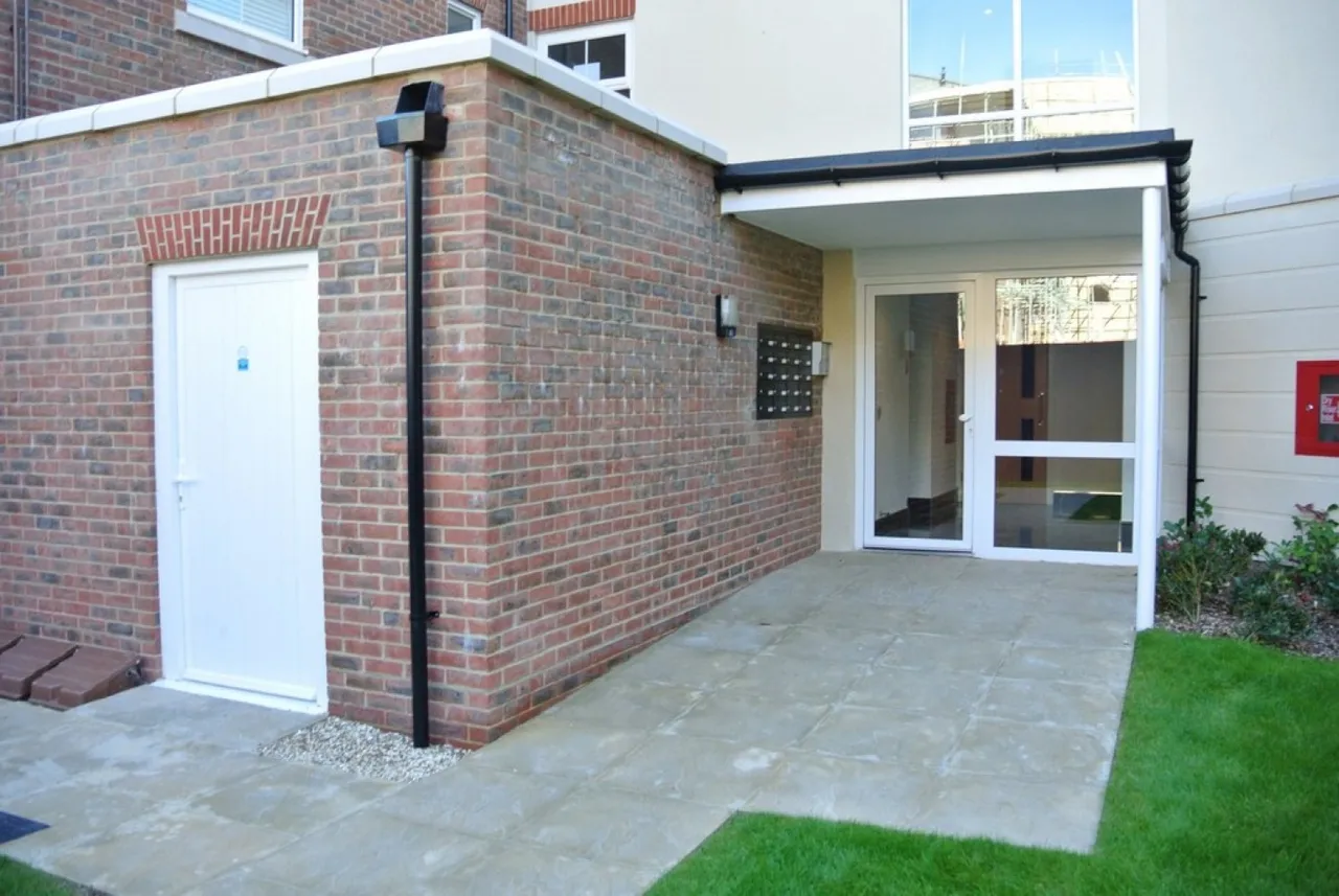 Kenley Place, GU14, photo 14