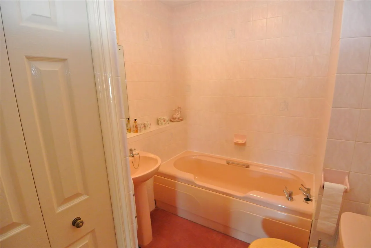St. Judes Close, Englefield Green, Egham, Surrey, TW20 0DN, photo 13