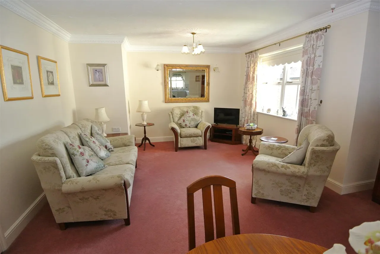 St. Judes Close, Englefield Green, Egham, Surrey, TW20 0DN, photo 2