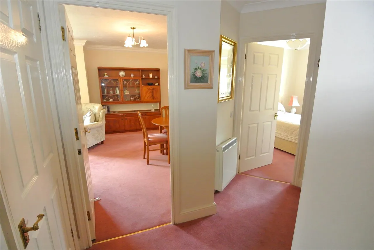St. Judes Close, Englefield Green, Egham, Surrey, TW20 0DN, photo 12
