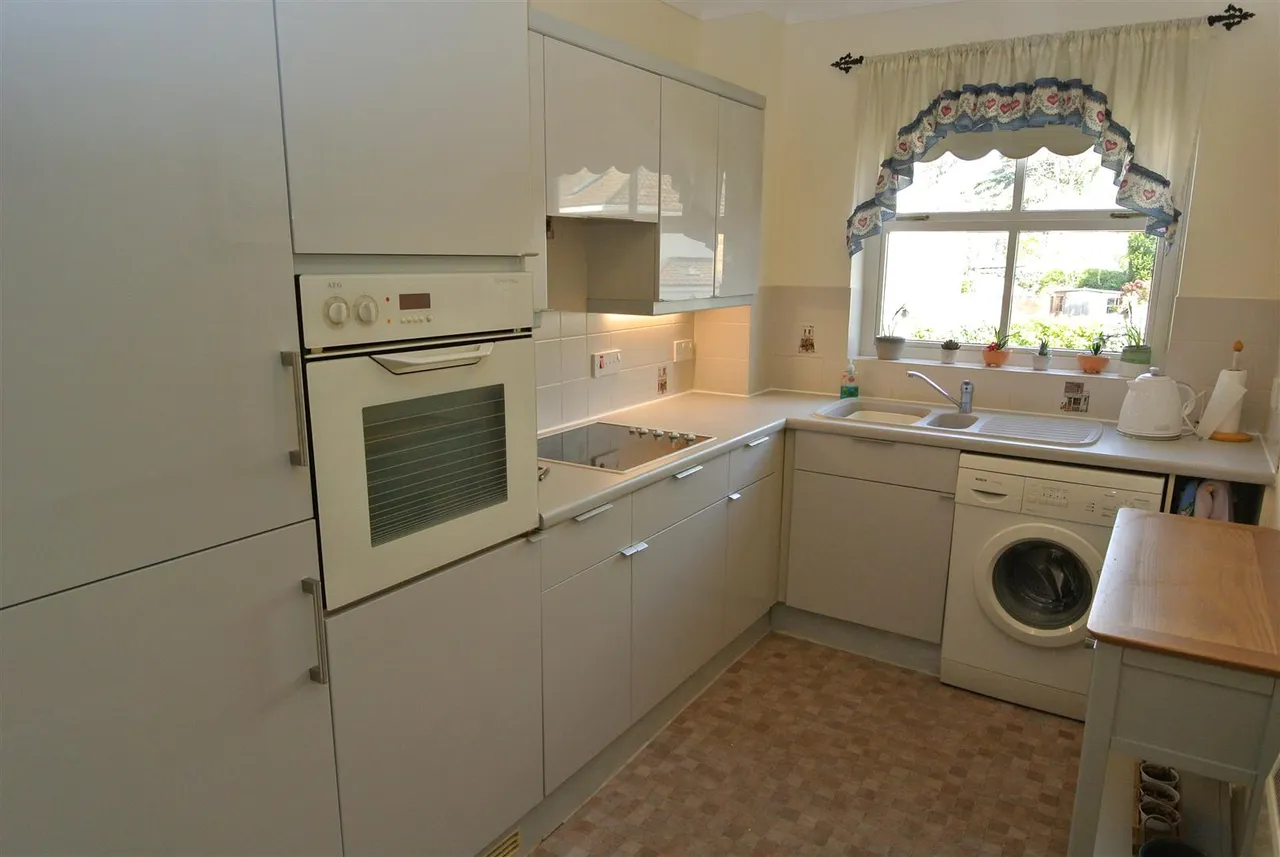 St. Judes Close, Englefield Green, Egham, Surrey, TW20 0DN, photo 6