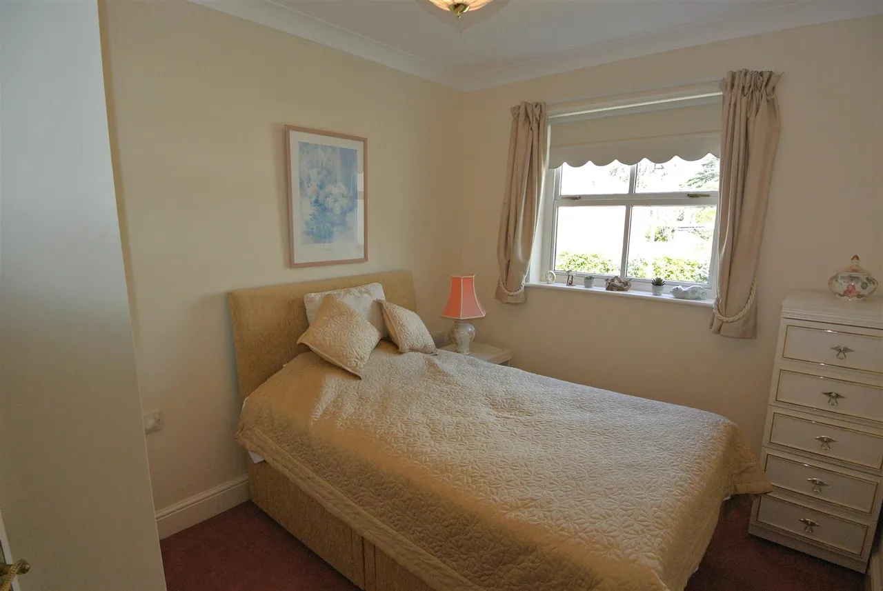 St. Judes Close, Englefield Green, Egham, Surrey, TW20 0DN, photo 8