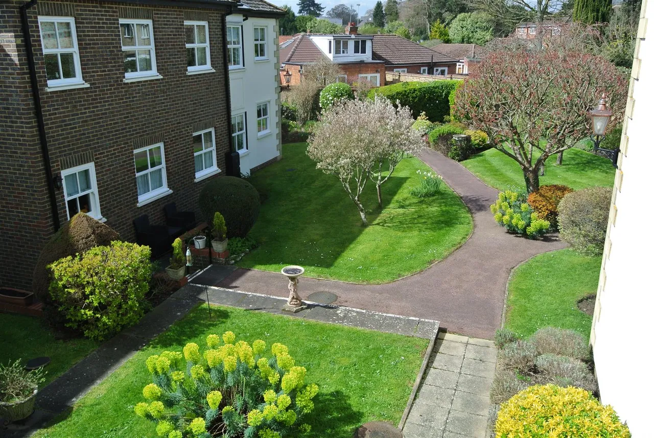 St. Judes Close, Englefield Green, Egham, Surrey, TW20 0DN, photo 5