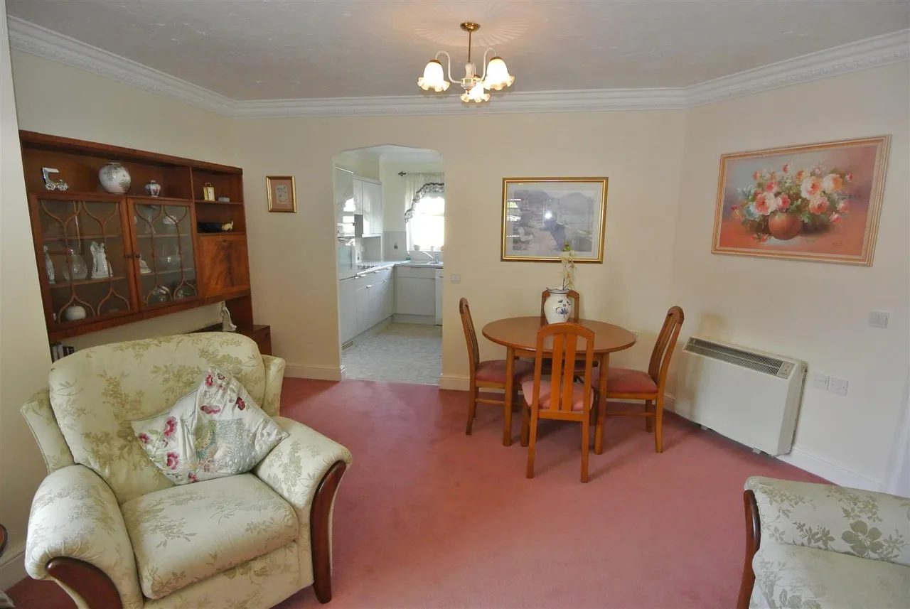 St. Judes Close, Englefield Green, Egham, Surrey, TW20 0DN, photo 4