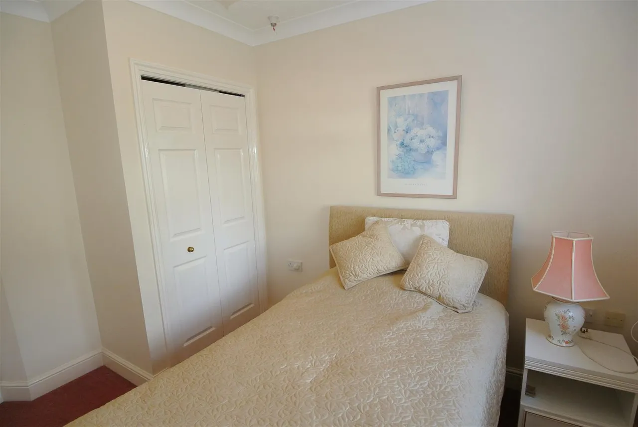 St. Judes Close, Englefield Green, Egham, Surrey, TW20 0DN, photo 9