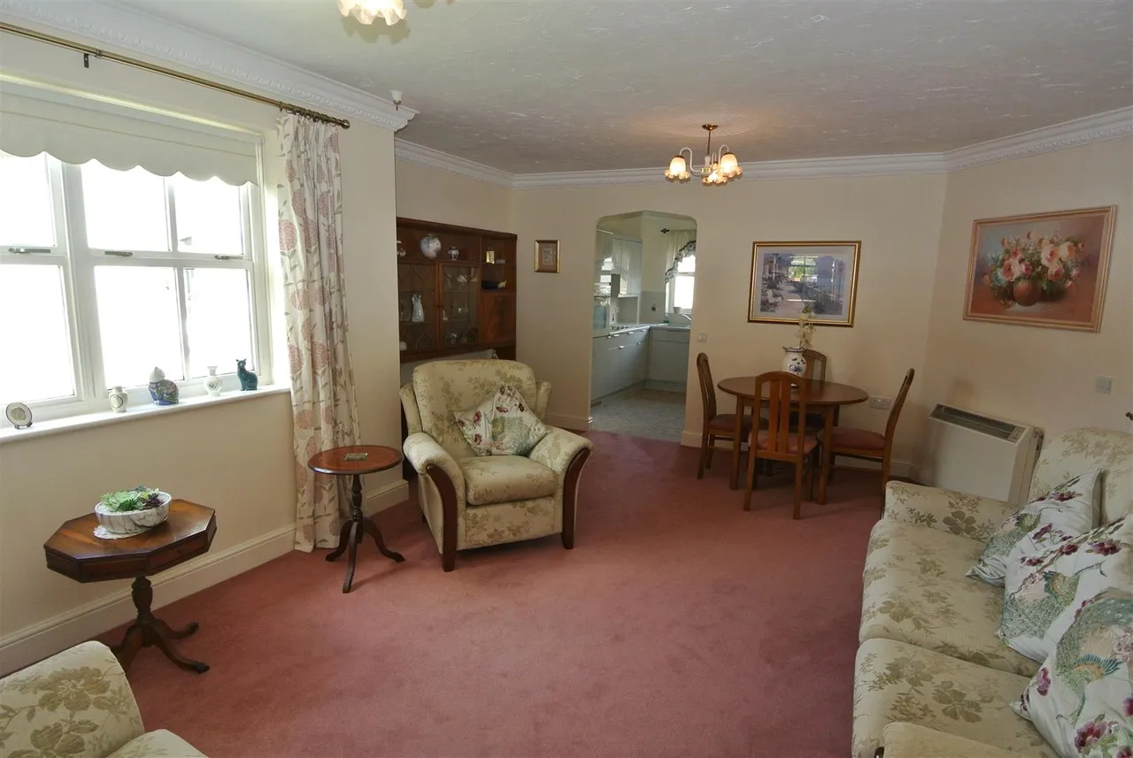 St. Judes Close, Englefield Green, Egham, Surrey, TW20 0DN, photo 3