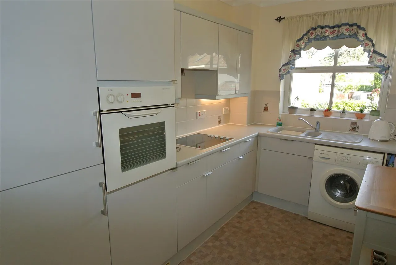 St. Judes Close, Englefield Green, Egham, Surrey, TW20 0DN, photo 7