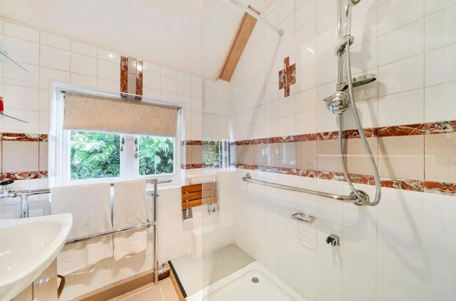Mutton Hill, Dormansland, RH7, photo 12