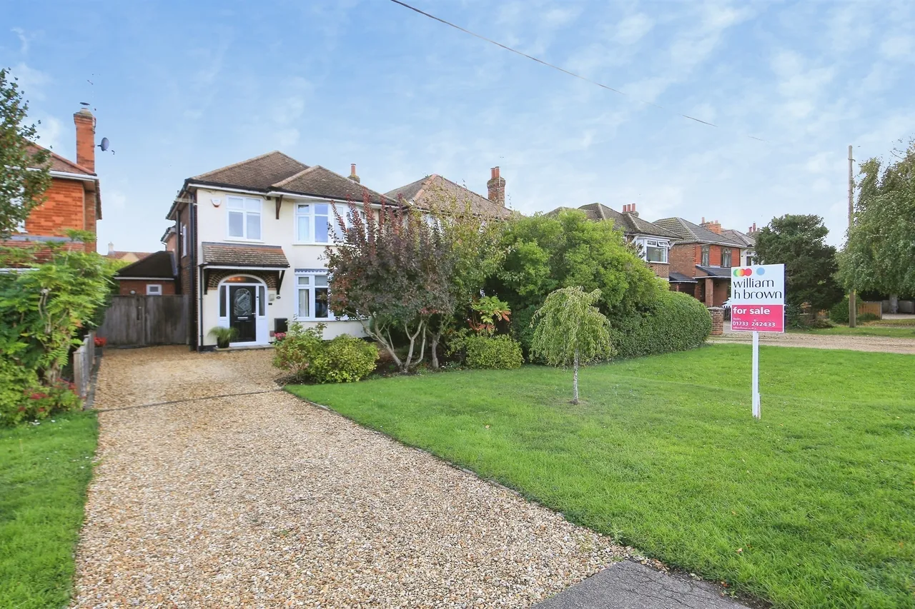 4 bed house for sale, Dovecote Lane, Yaxley, PE7
