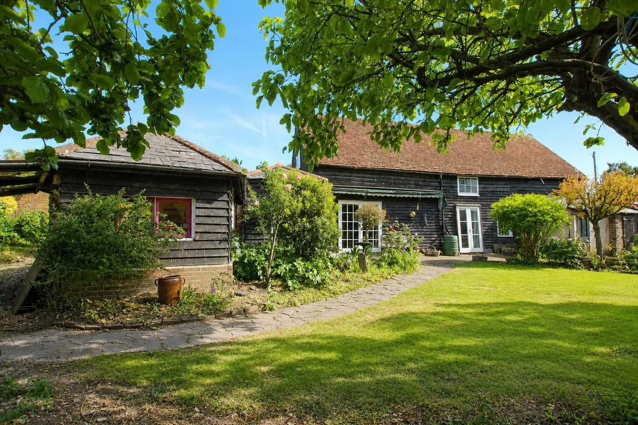 2 bed house for sale, Linden Road, Leatherhead, KT22