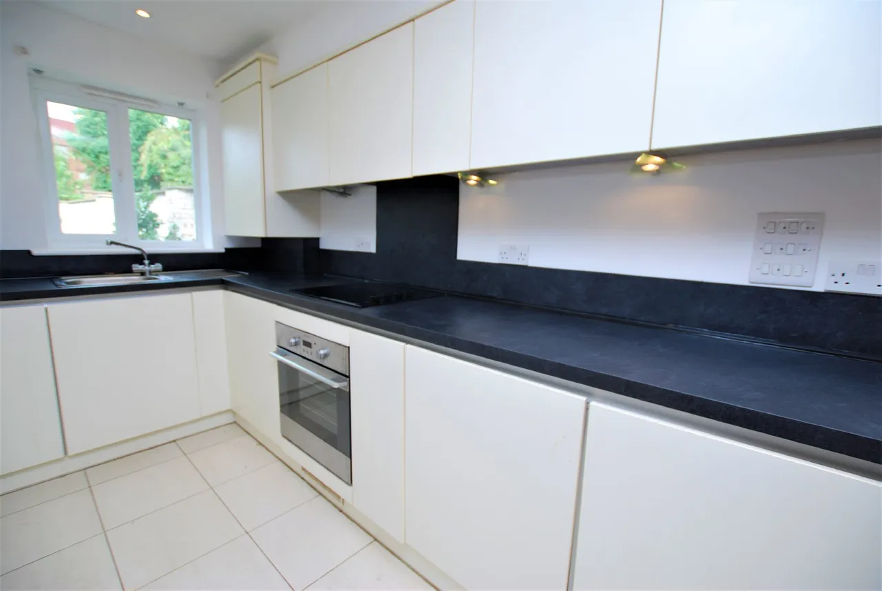 Josephs Road, Guildford, GU1, photo 2