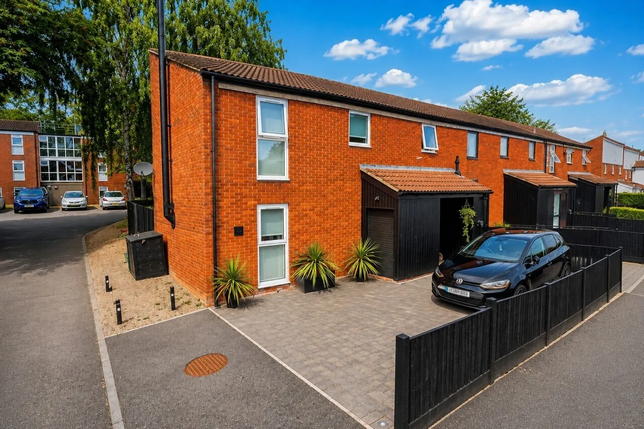 3 bed house for sale — Kimbolton Crescent, Stevenage