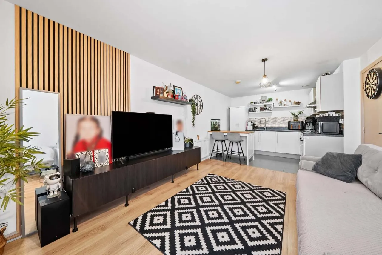 2 bed flat for sale, Harrow Close, Addlestone, KT15