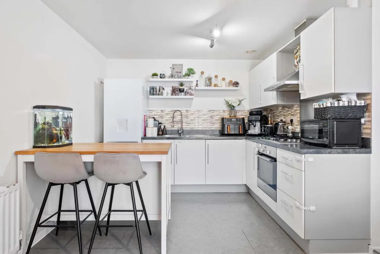 Harrow Close, Addlestone, KT15, photo 2