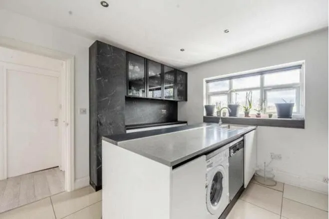Whitchurch Lane, Edgware, HA8, photo 2