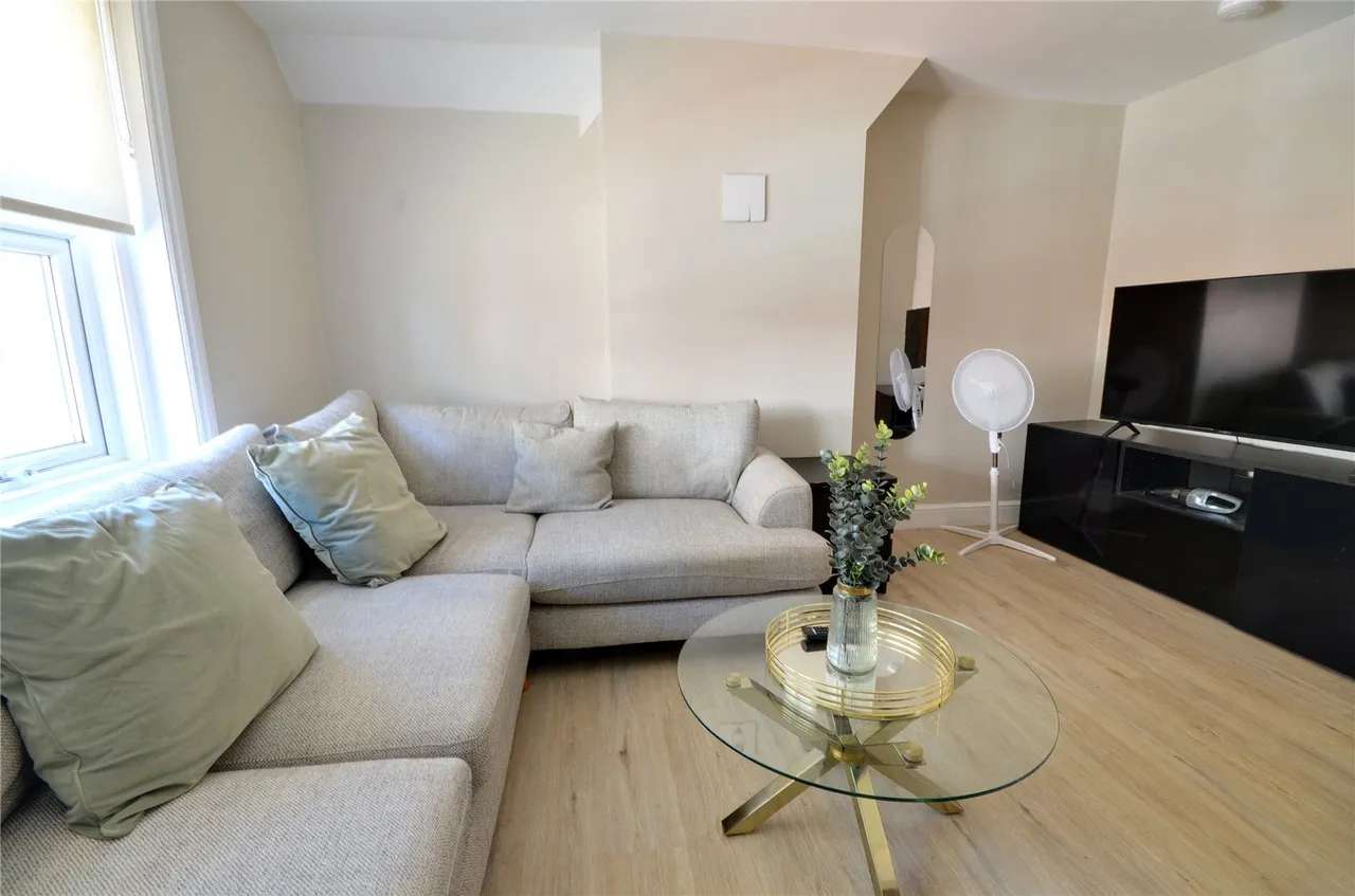 1 bed flat for sale, Cantelupe Road, East Grinstead, RH19