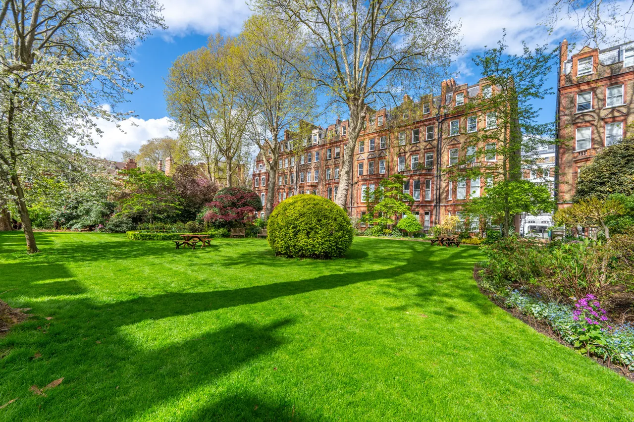2 bed flat for sale — Flat K, 67 Harrington Gardens, London