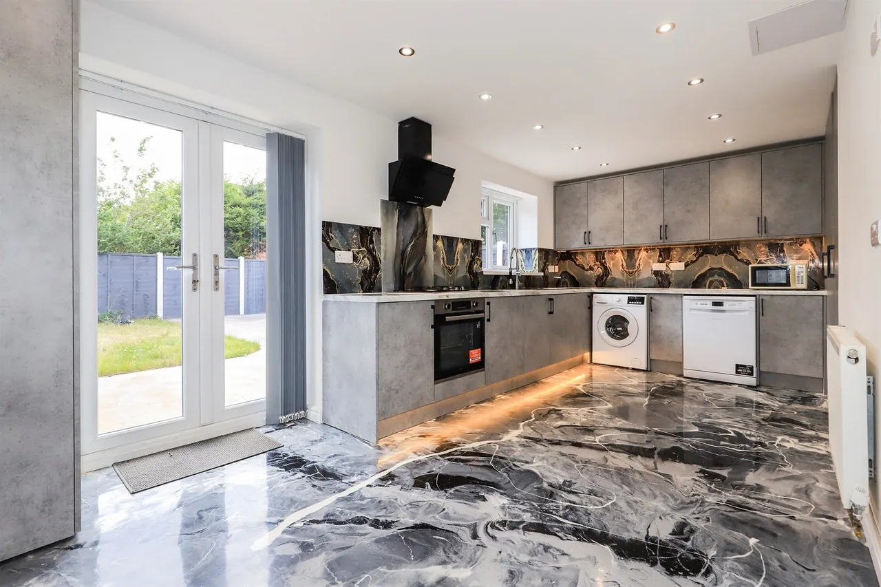 Sheaves Close, Sedgemoor Park, WV14, photo 4