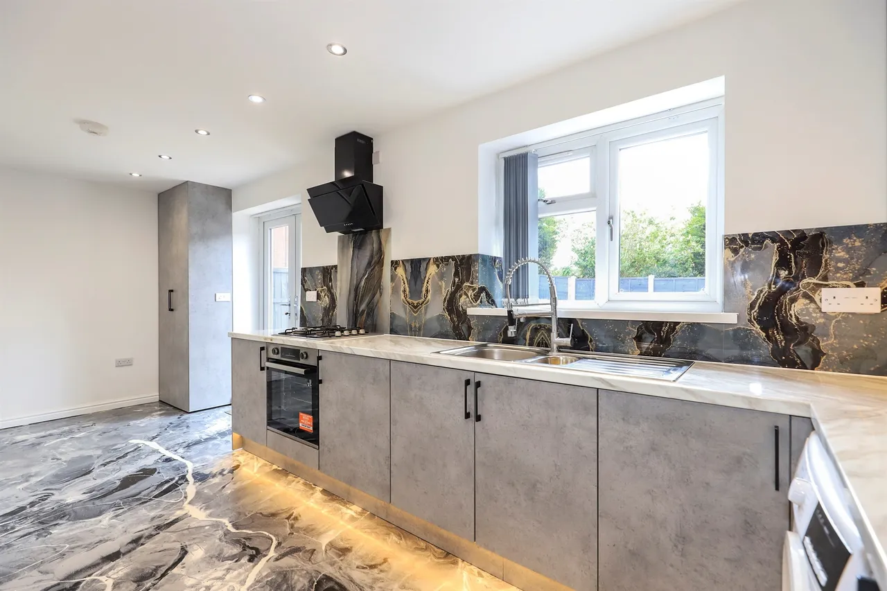 Sheaves Close, Sedgemoor Park, WV14, photo 15