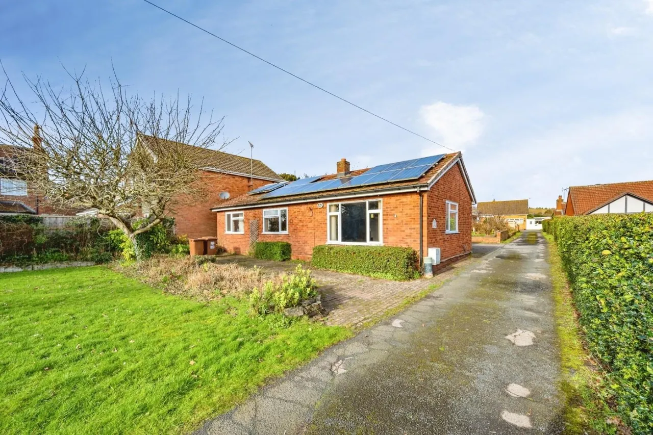 3 bed house for sale — Stafford Road, Lichfield