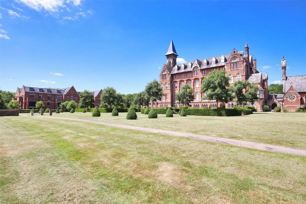 2 bed flat for sale, Little Trodgers Lane, Mayfield, TN20